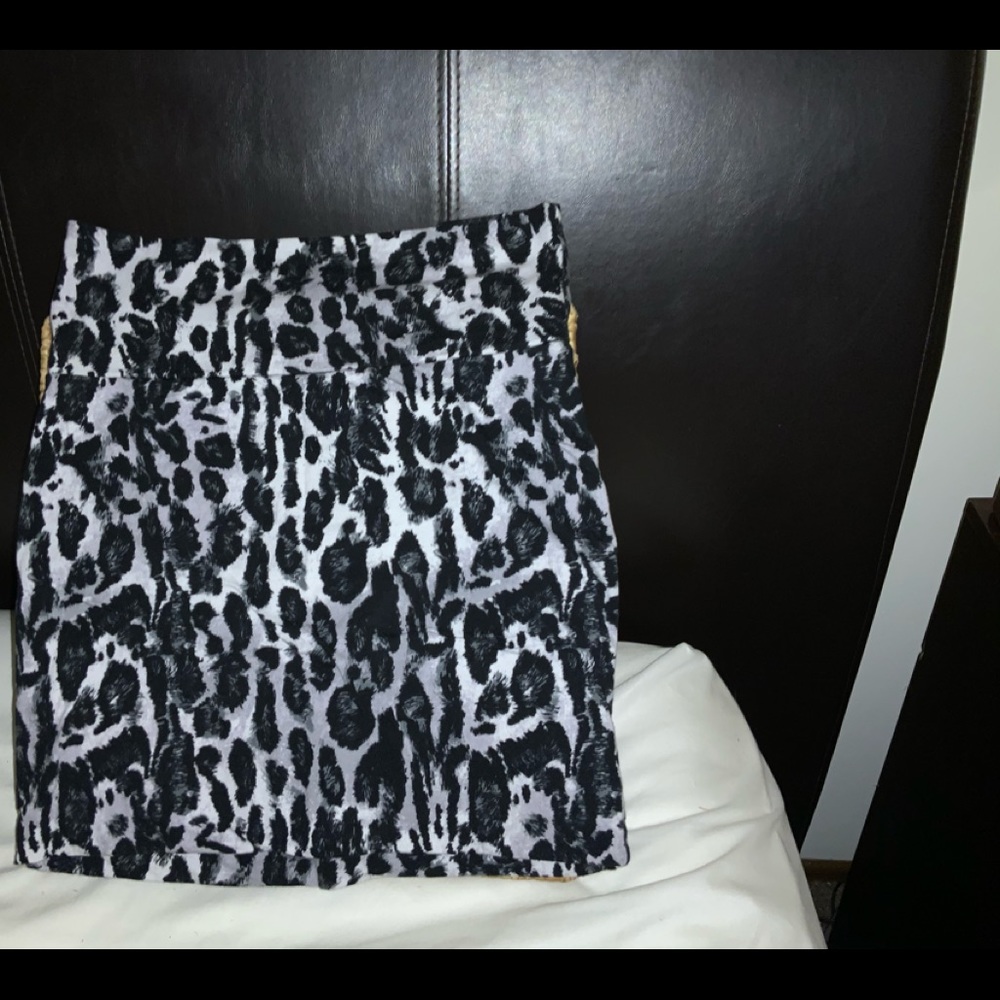 ❤️‍🔥2 for $9❤️‍🔥. 💋Sexy bodycon snow leopard miniskirt